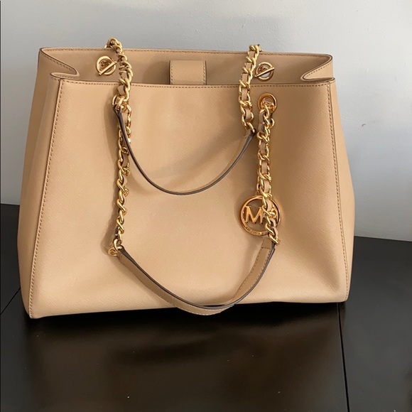 Michael Kors Handbags - NWT Michael Kors purse